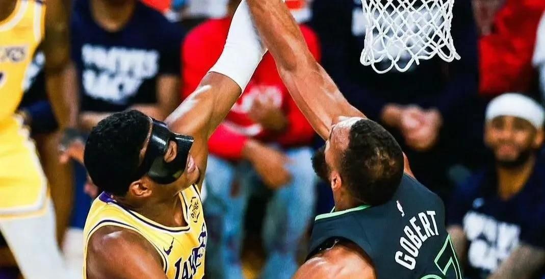 包含湖人后卫日常训练视频曝光大力出奇迹的词条