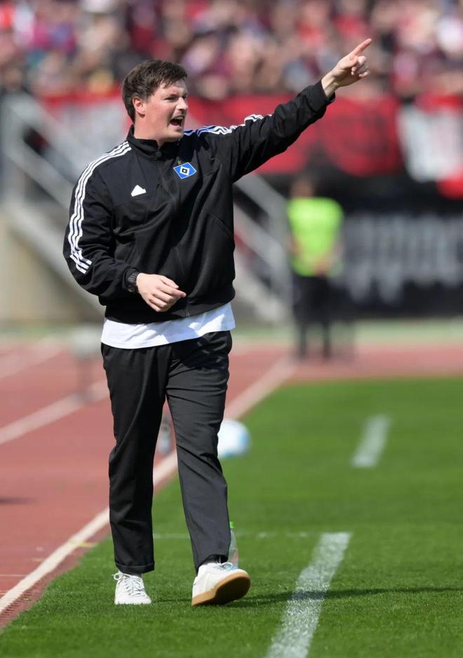 柏林赫塔主帅因病缺席比赛，球员备战艰难