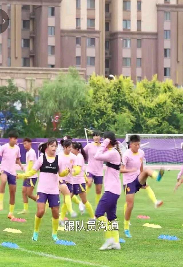半岛体育网站入口-女足球员坚持训练，谱写属于她们的传奇