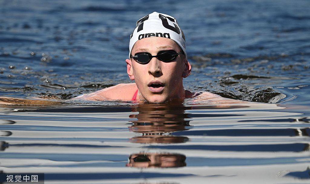 俄罗斯选手创造新纪录，夺得游泳金牌