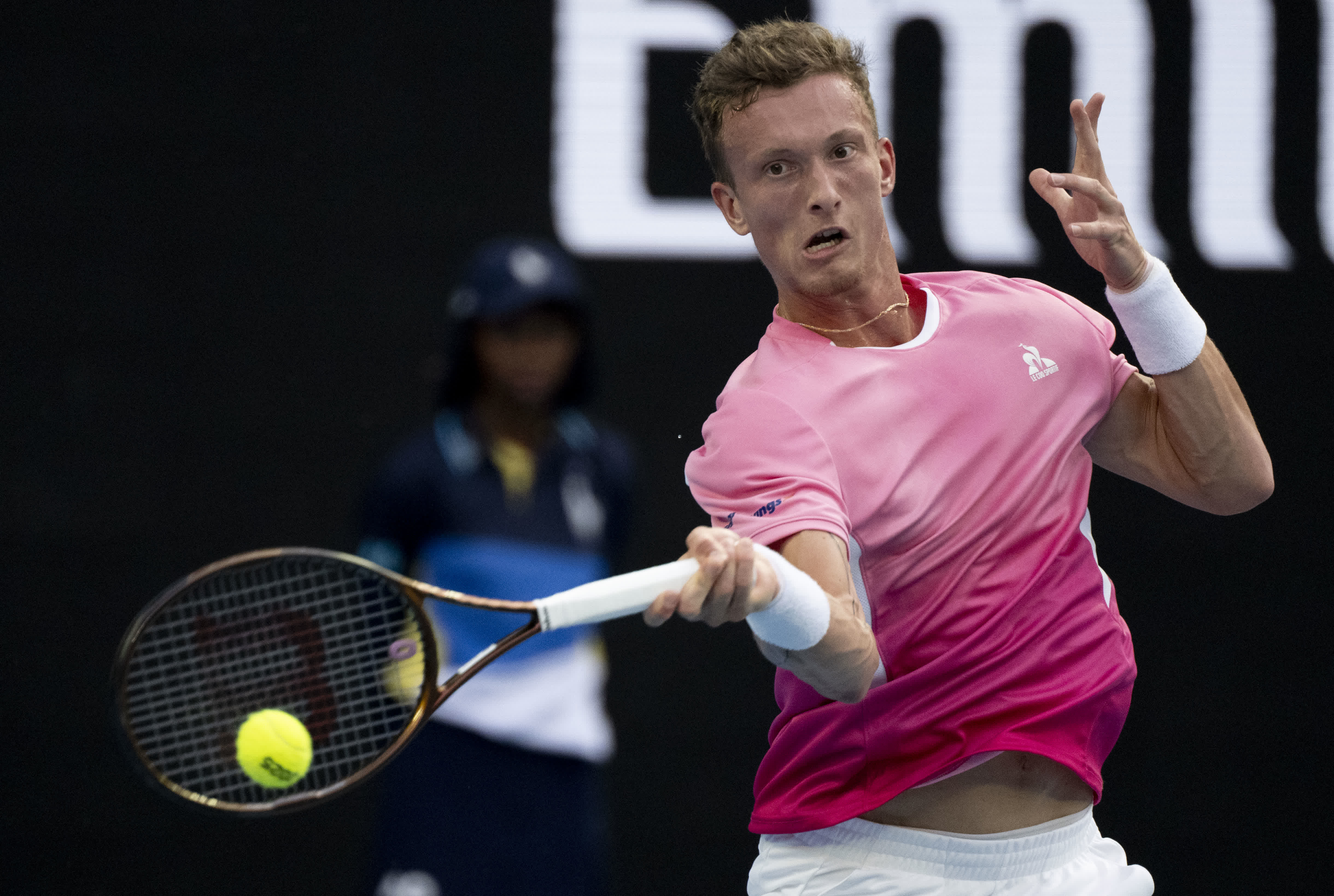 半岛体育教练-塞尔维亚田径选手在比赛中喜获胜利