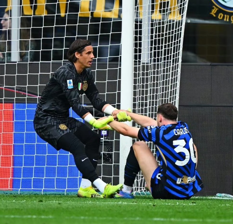 包含罗马客场击败对手，继续保持不败纪录！的词条