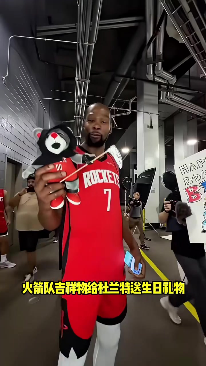 火箭主教练迎来50岁生日，球员们集体为其庆祝的简单介绍